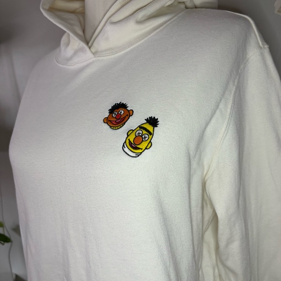 KAWS x Uniqlo Sesame Street Hoodie Sweatshirt Size Medium Streetwear Rare - Picture 6 of 7